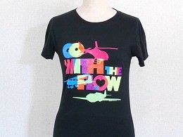 【GO WITH THE FLOW】 カラフル ロゴ 飛行機 キッズ Tシャツ
