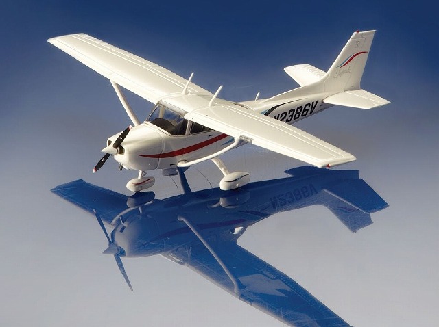 ニチモ 1/20 セスナ スカイホーク/172 CESSNA Skyhawk プロペラ回転 ...